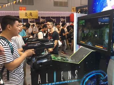 QQJOY首日火热开幕 动漫粉丝排队体验射击游戏，互动展区引爆现场热情